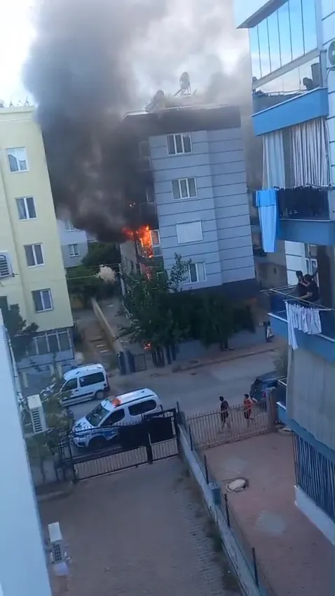 Antalya'da apartman yangını İki kişi pencerelerden kurtarıldı