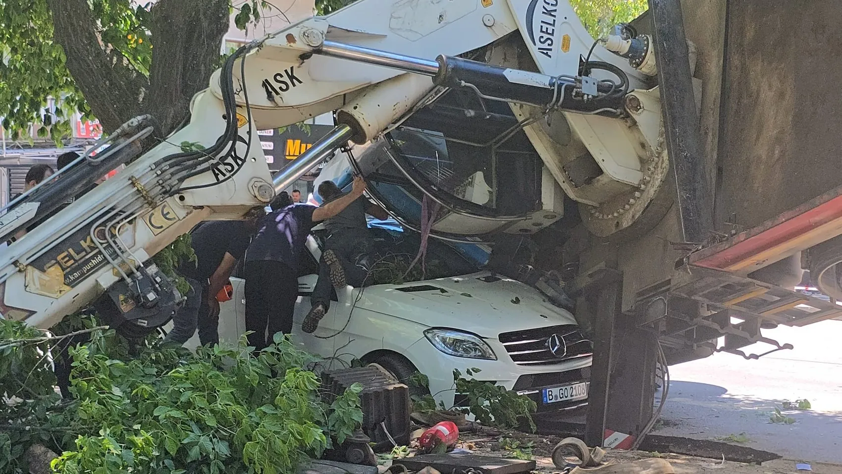 Mudanya'da dere temizliği sırasında köprü çöktü