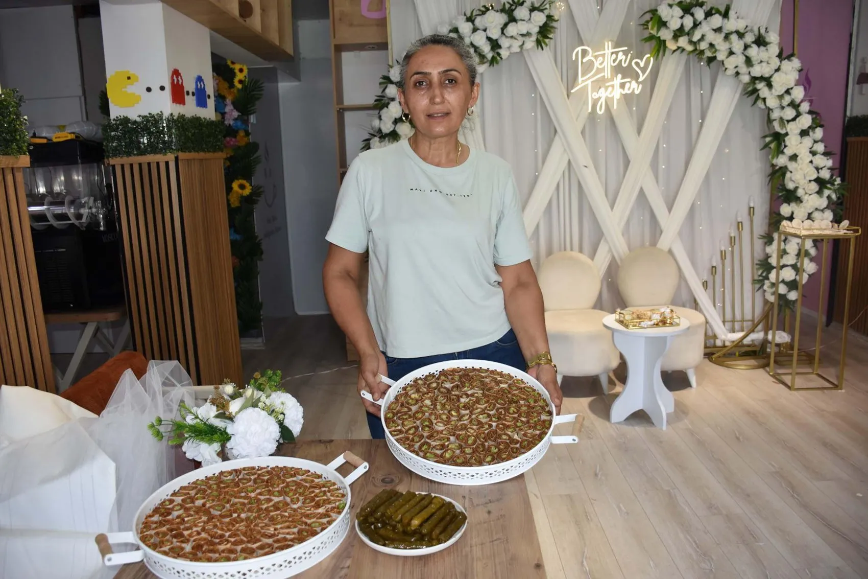 İzmirli esnaftan genç çifte gönüllü nişan organizasyonu