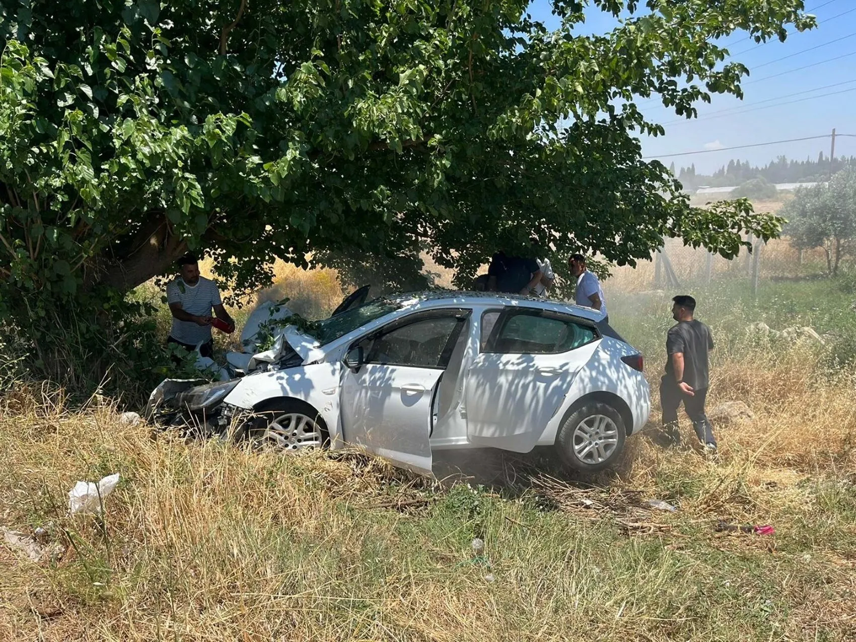 Menderes yolunda feci kaza 4 kişi ağır yaralandı