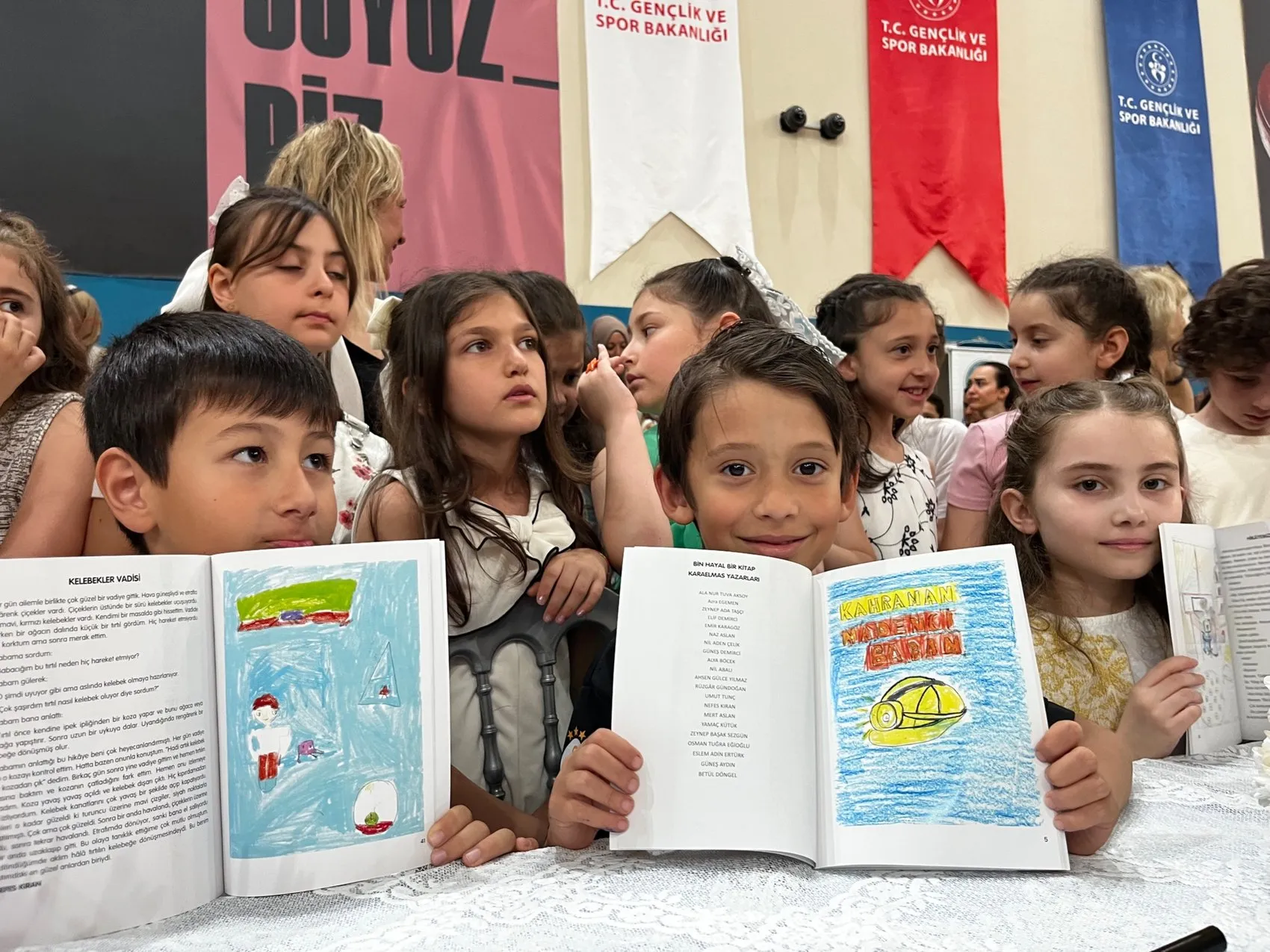 Zonguldaklı çocuklar kendi kitaplarını yazıp imza günü düzenledi