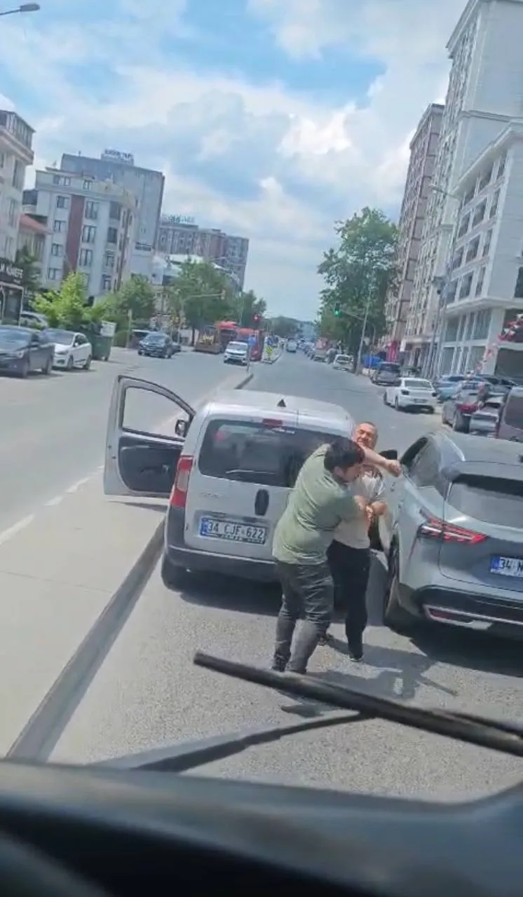 İstanbul trafiğinde yine yol verme kavgası çıktı