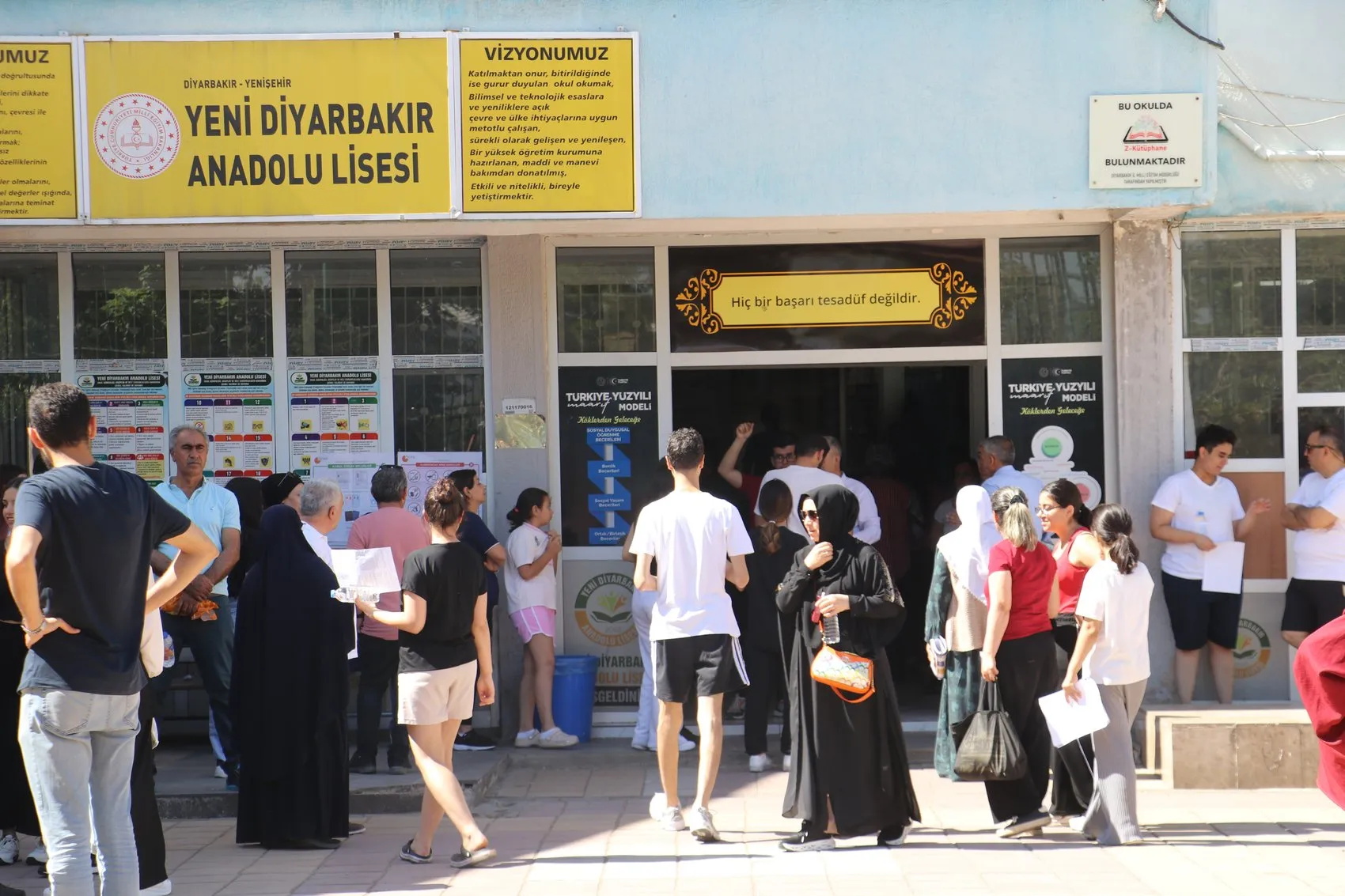 Diyarbakır'da üniversite hayali için ter döken gençler sınav salonunda