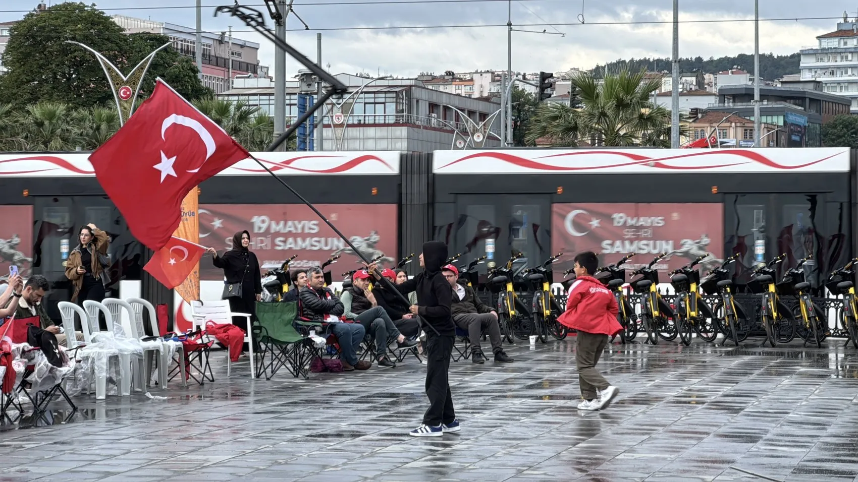 Samsunlular milli maç için yağmura aldırış etmedi