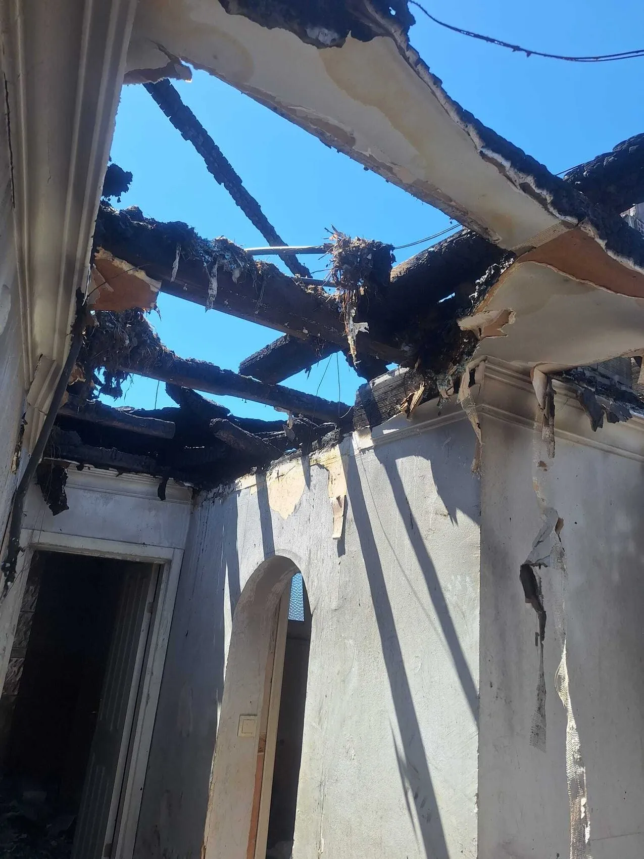 Sarıyer’de yangın mağduru apartman sakinleri iki aydır çatısız yaşıyor