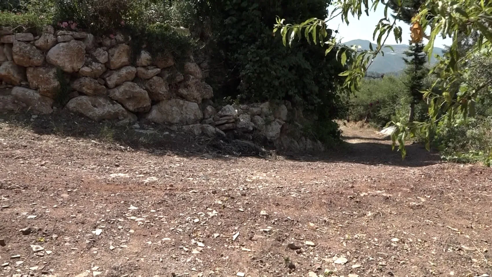 Antalya’da toprak yol engeli Ezgi evinden dışarı çıkamıyor