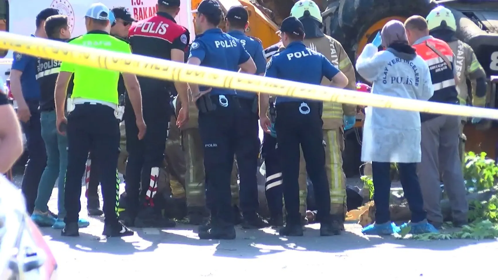 Küçükçekmece’de iş makinesi taşıyan çekici devrildi Bir kişi hayatını kaybetti