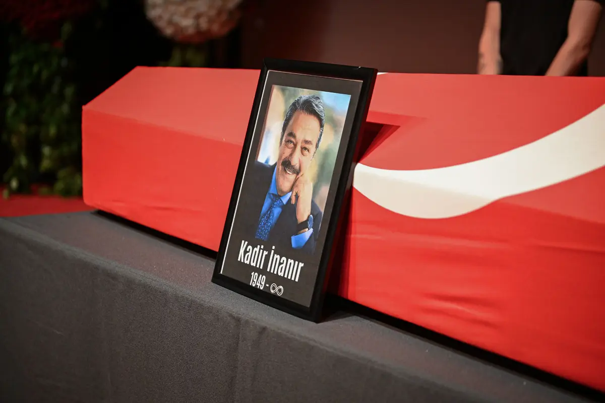 Kadir İnanır ın cenaze töreninde İlyas Salman ile fotoğraf çektirme yarışı 1