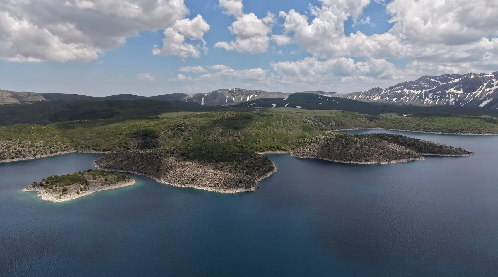 Nemrut Krater Gölü yaz sezonuyla beraber ziyaretçi akınına uğradı