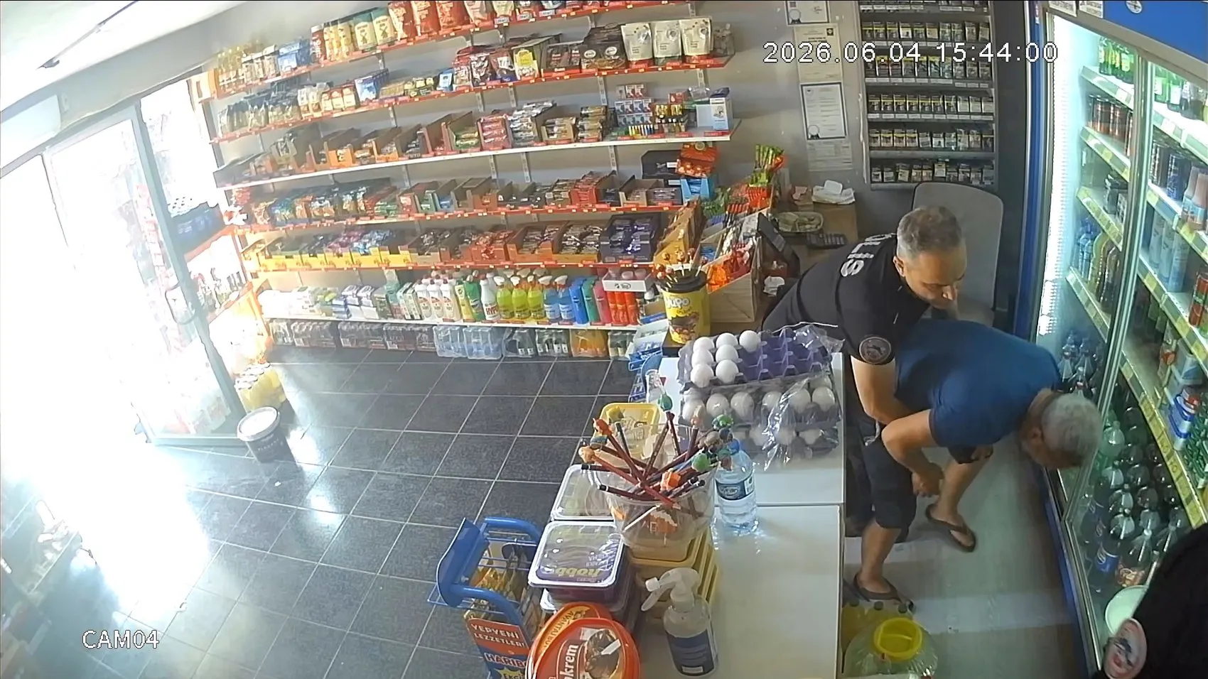 Bakkalda ölümden dönen esnafa polisten hayat kurtaran müdahale