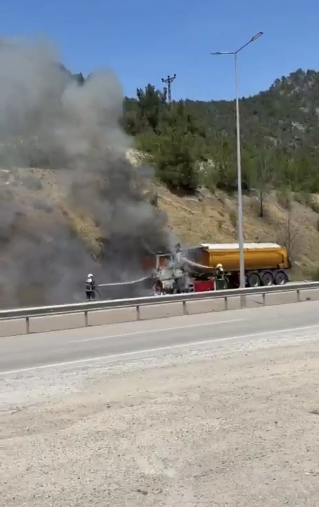 Karabük yolunda seyir halindeki hafriyat kamyonu küle döndü