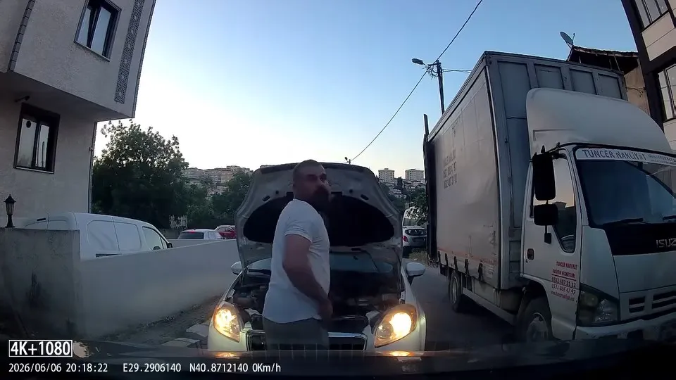 Pendik’te yol verme kavgası Aracım bozuldu diyerek trafiği kilitledi