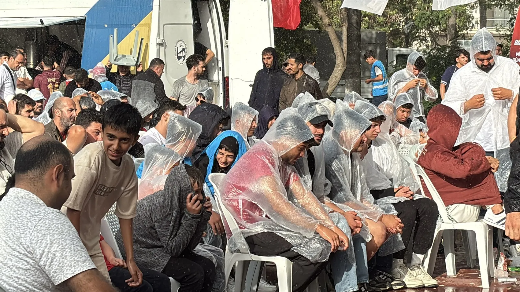 Hataylılar sağanak yağmura rağmen milli maçı dev ekranda izledi
