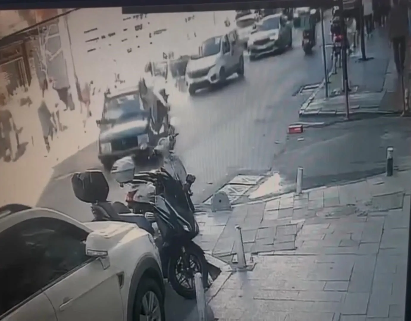 Kağıthane’de motosikletin otomobile çarptığı o anlar kamerada