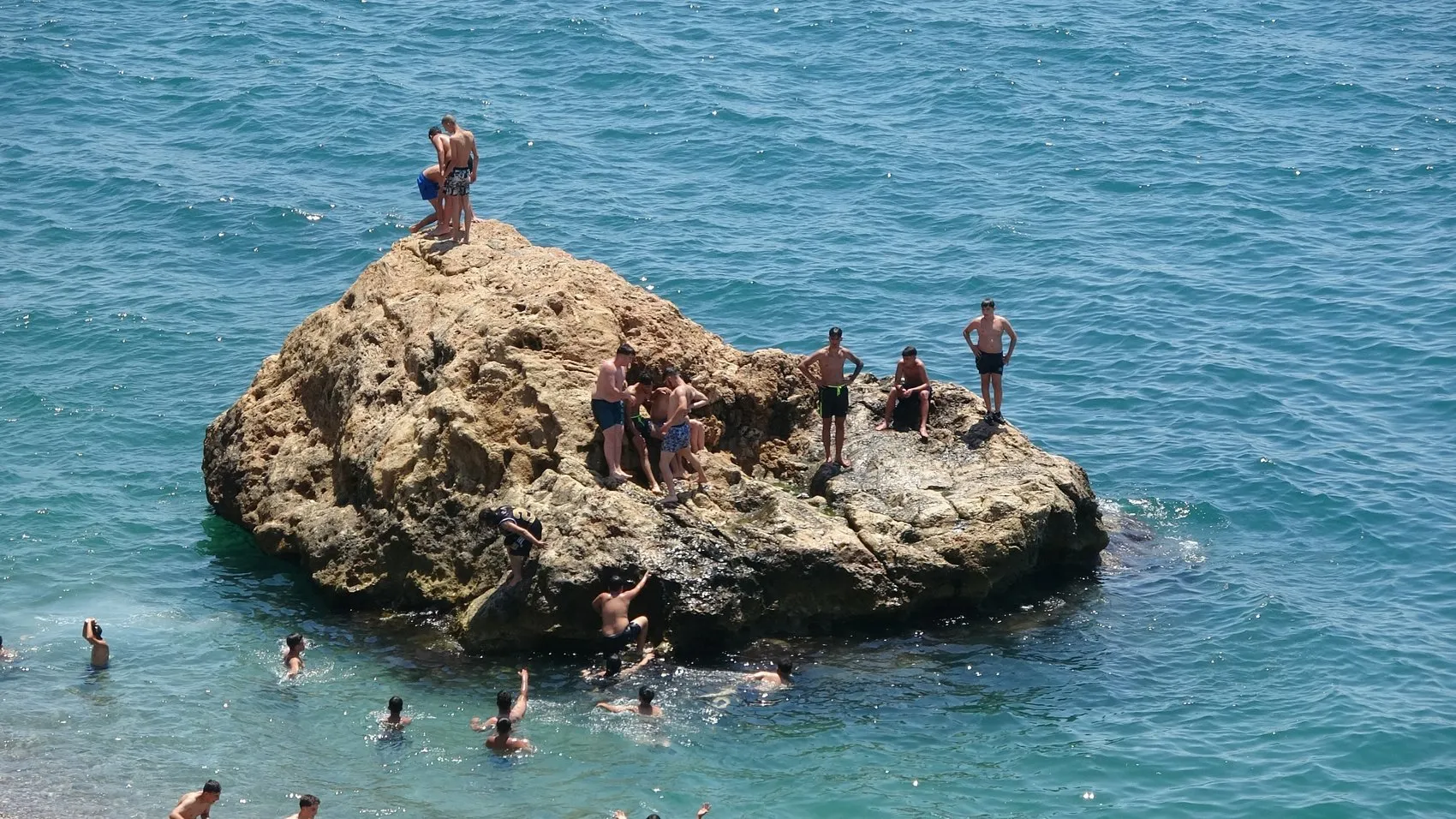 Antalya kavurucu sıcakla tanıştı sahiller dolup taştı