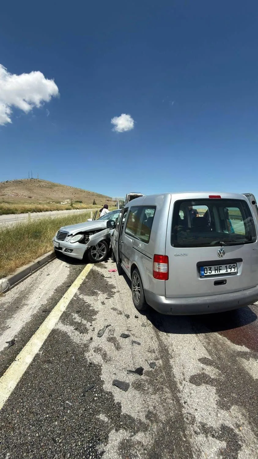 Afyonkarahisar’da kavşak kazası 1 can kaybı ve 6 yaralı