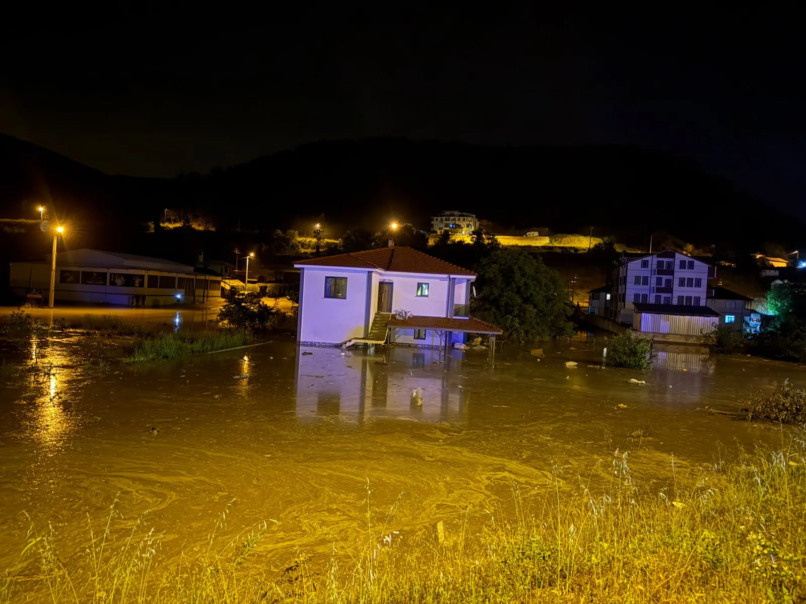Sakarya Taraklı'da sağanak seli tarım arazilerini ve evleri vurdu