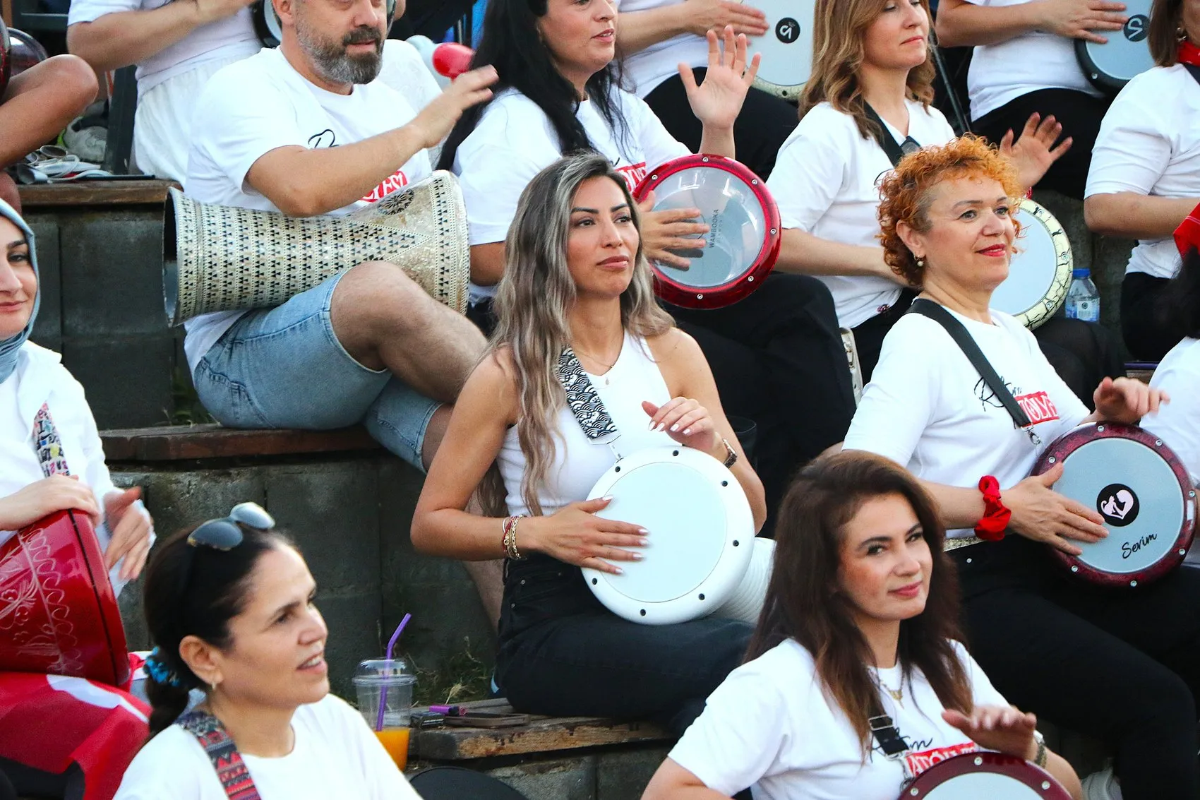 Samsunlu kadınlar darbuka başında stres atıyor