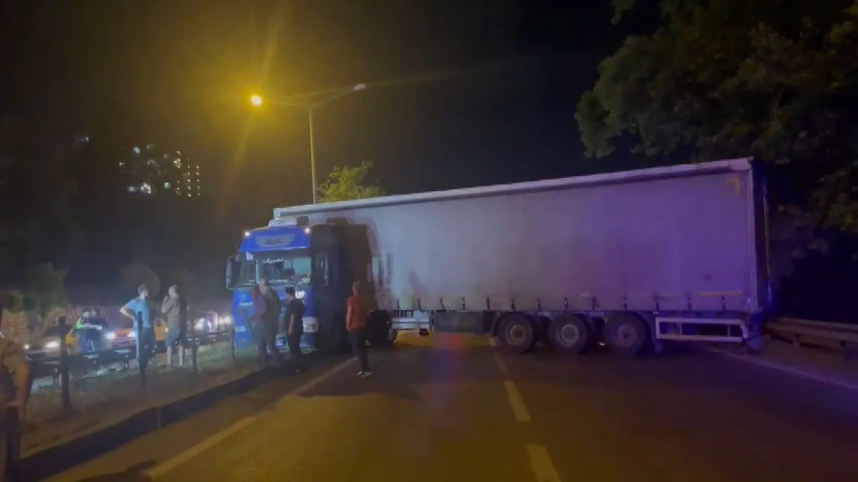 Gemlik yolunda TIR makasladı trafik kilitlendi