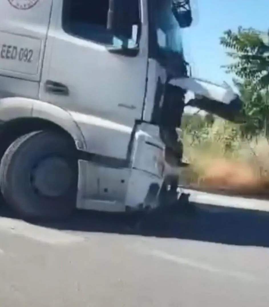 Küçükçekmece’de hafriyat kamyonu ile ticari araç çarpıştı