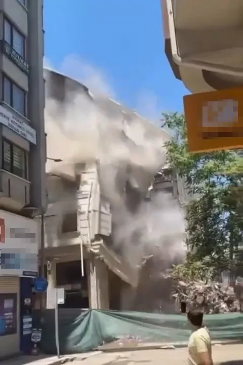 Afyonkarahisar’da yıkım çalışması sırasında dev bina çöktü