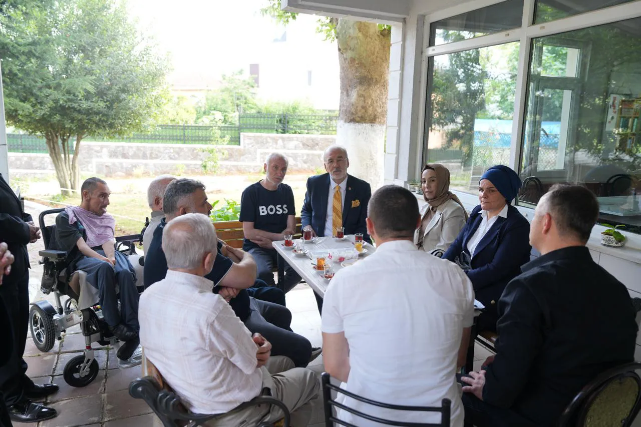 AK Partili vekiller İstanbul sokaklarında nabız yokladı