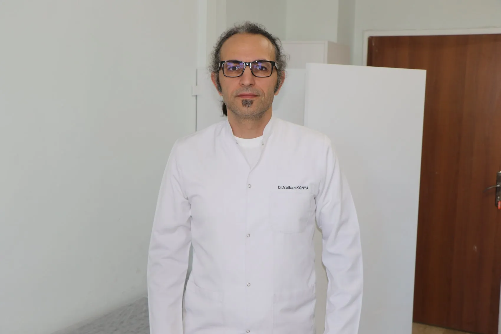 Samsunlu doktorun beyaz önlükten sahneye uzanan yardım hikayesi