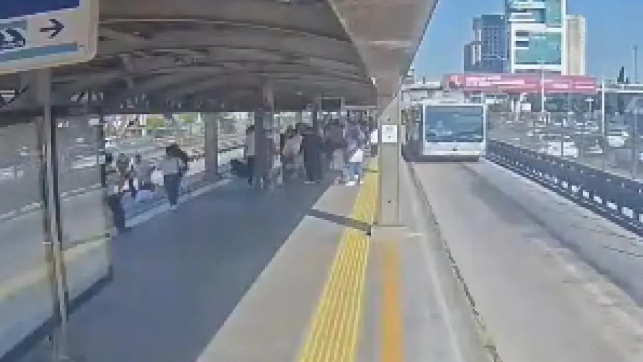 Metrobüste yan bakma kavgası kanlı bitti