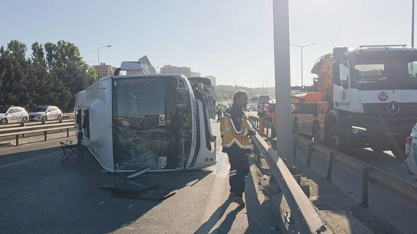 Sultangazi'de midibüs devrildi 12 kişi hastaneye kaldırıldı