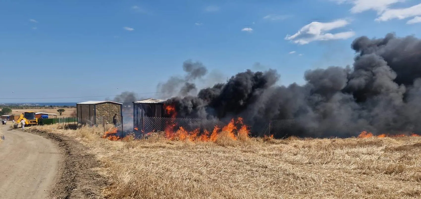 Tekirdağ’da tarla yangını Baraka ve karavanlar kül oldu