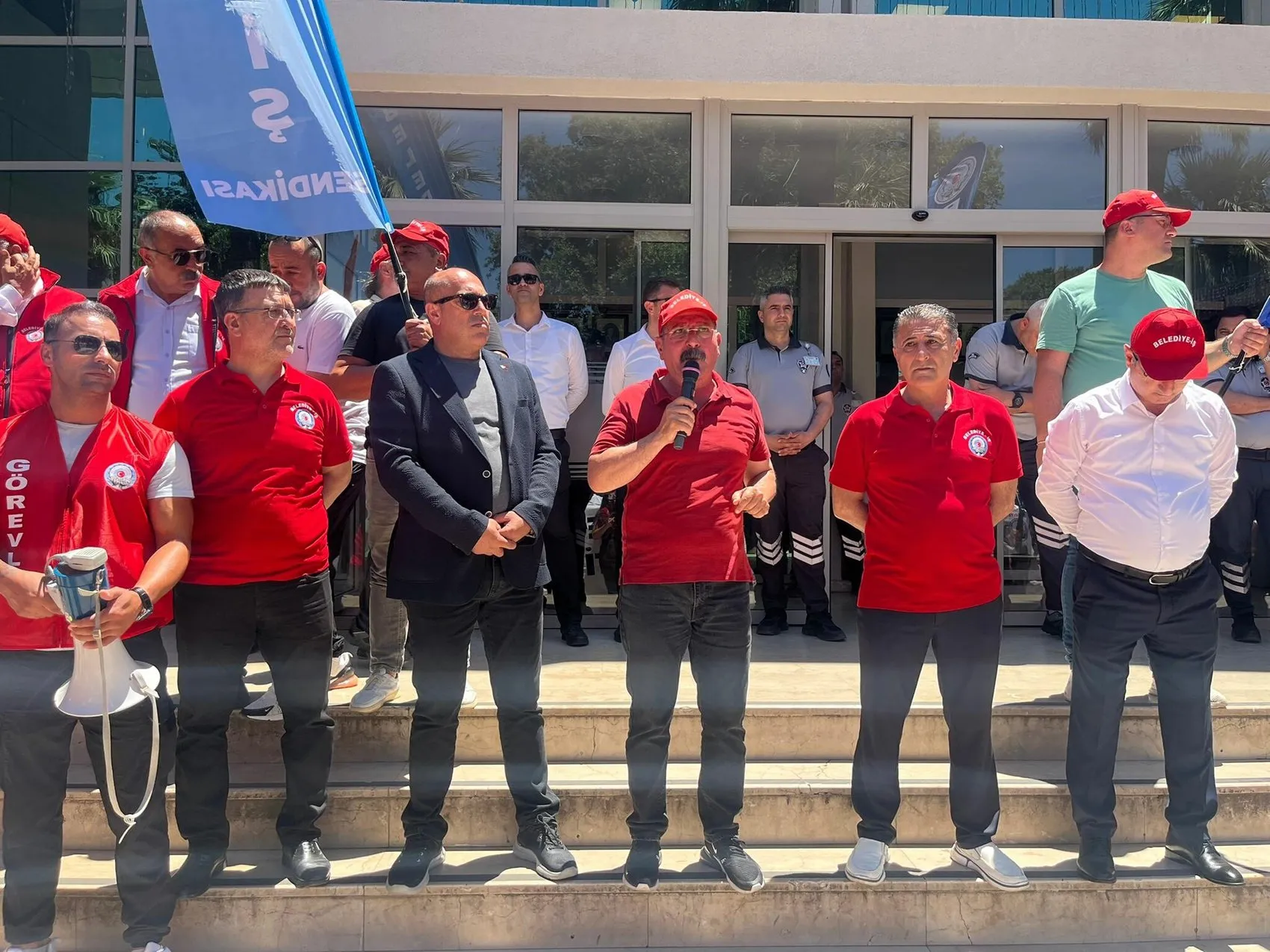 İzmir Büyükşehir Belediyesi çalışanları toplu sözleşme için sokağa indi