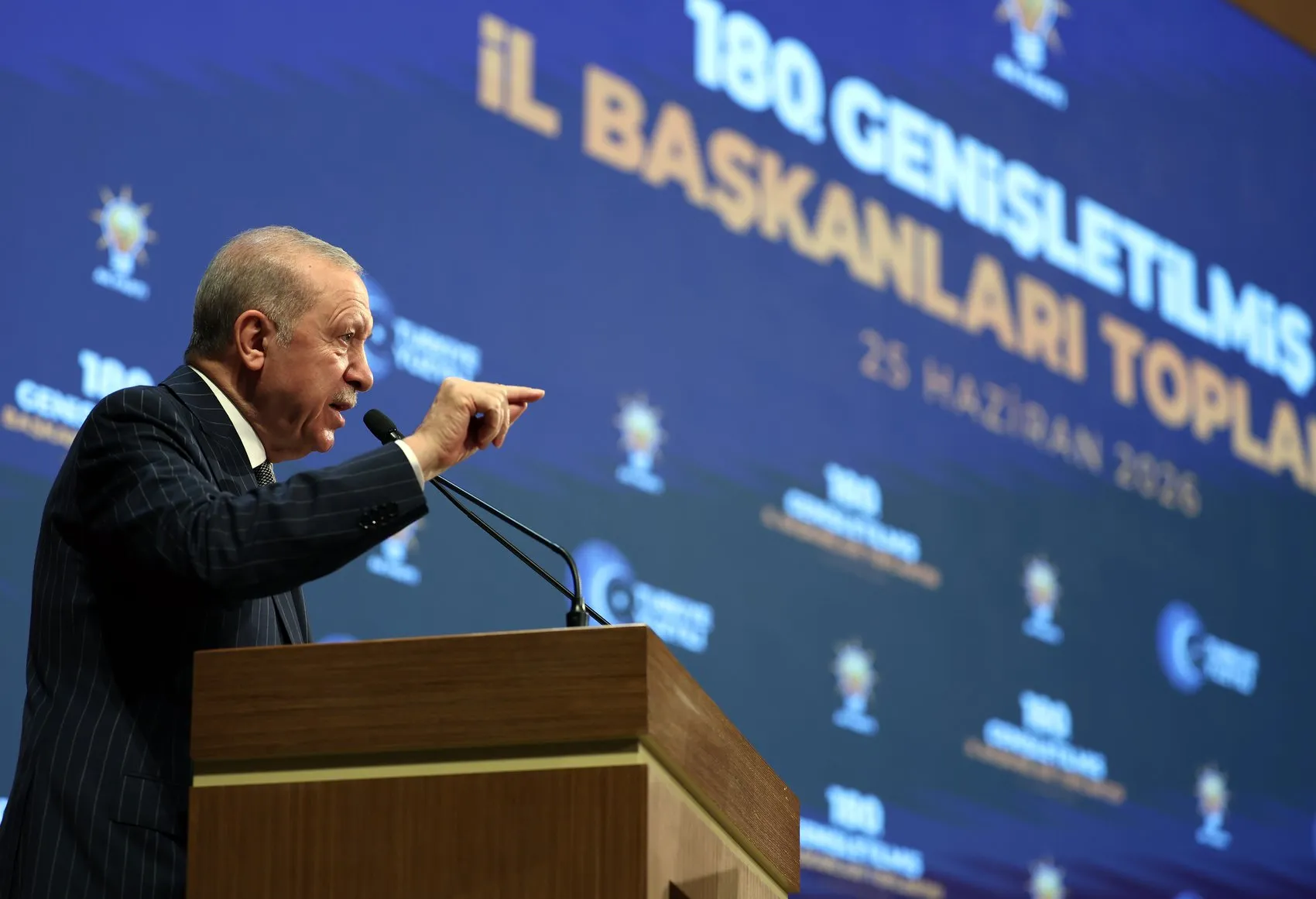 Erdoğan teşkilatına seslendi Gösteri değil hizmet makamındasınız
