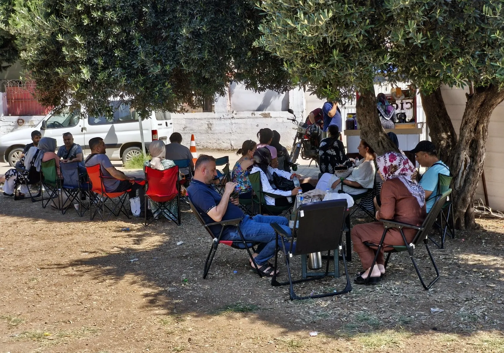 Adana'da sınav günü babalar için çifte heyecan yaşandı