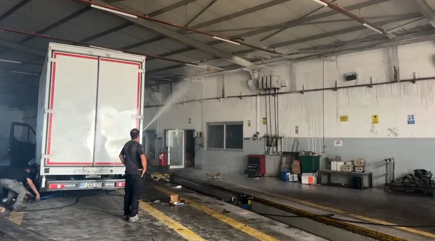 Kepez'de servis binasını alevler sardı