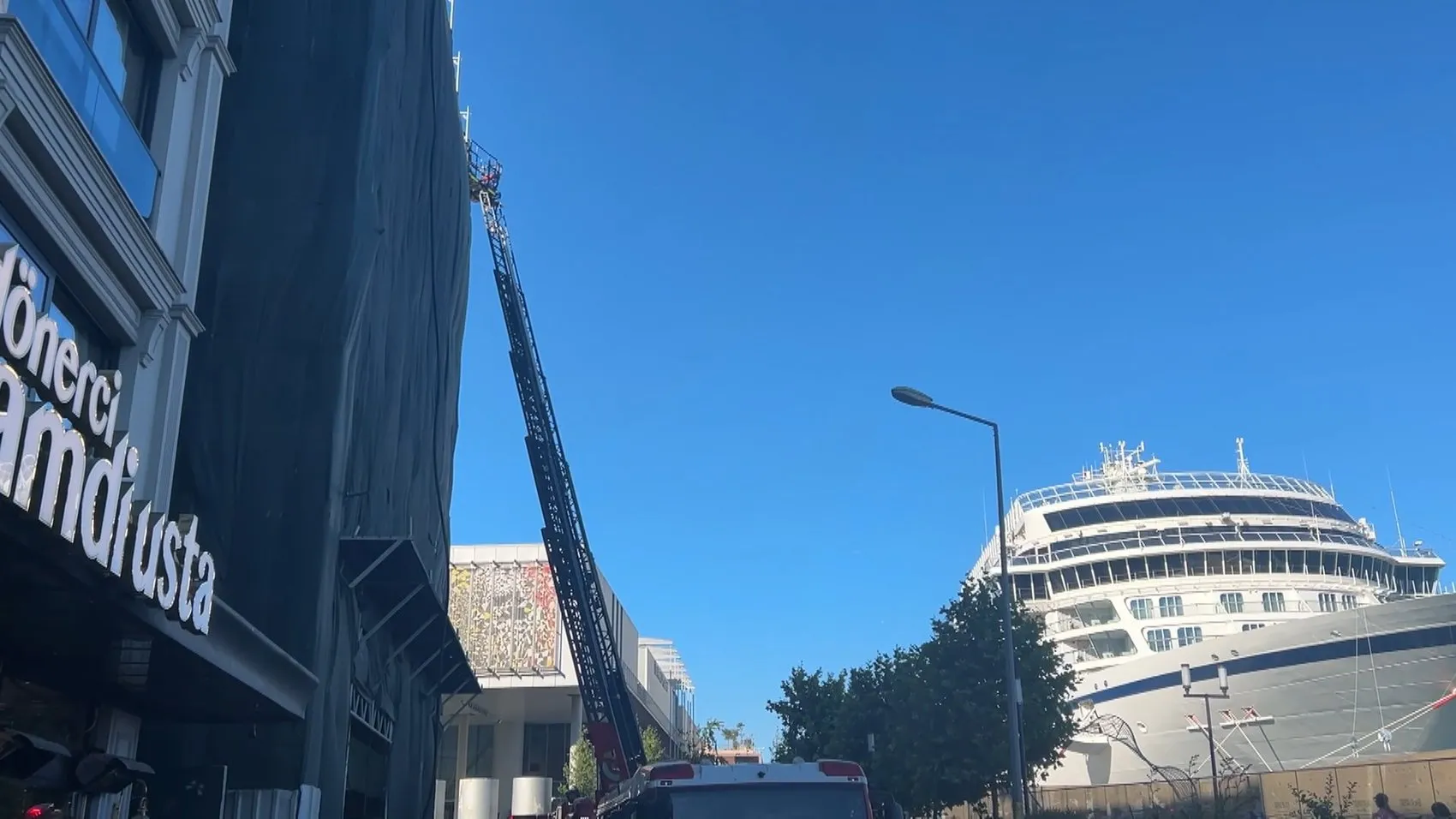 Beyoğlu’nda tadilat yapılan binada yangın paniği yaşandı