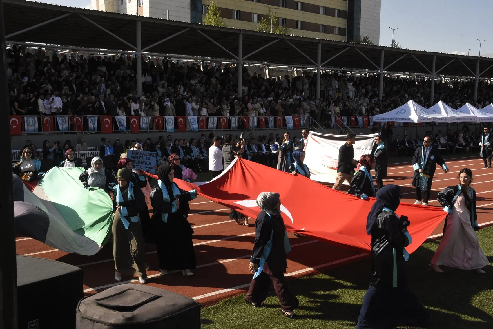 Bitlis Eren Üniversitesi'nde 2 bin 800 genç diplomayı aldı