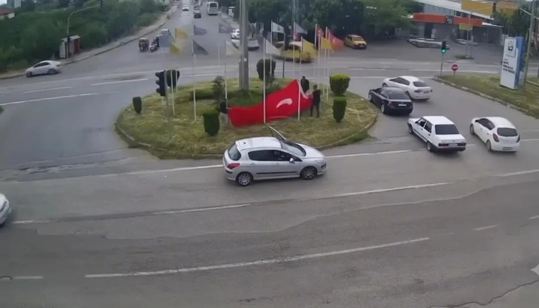 Hatay'da yere düşen Türk bayrağını sürücüler kurtardı