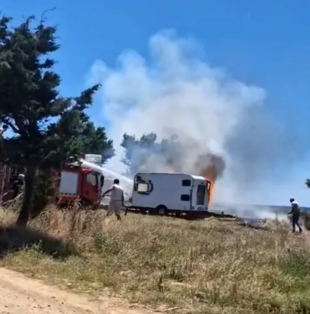 Enez sahilinde park halindeki iki karavan küle döndü