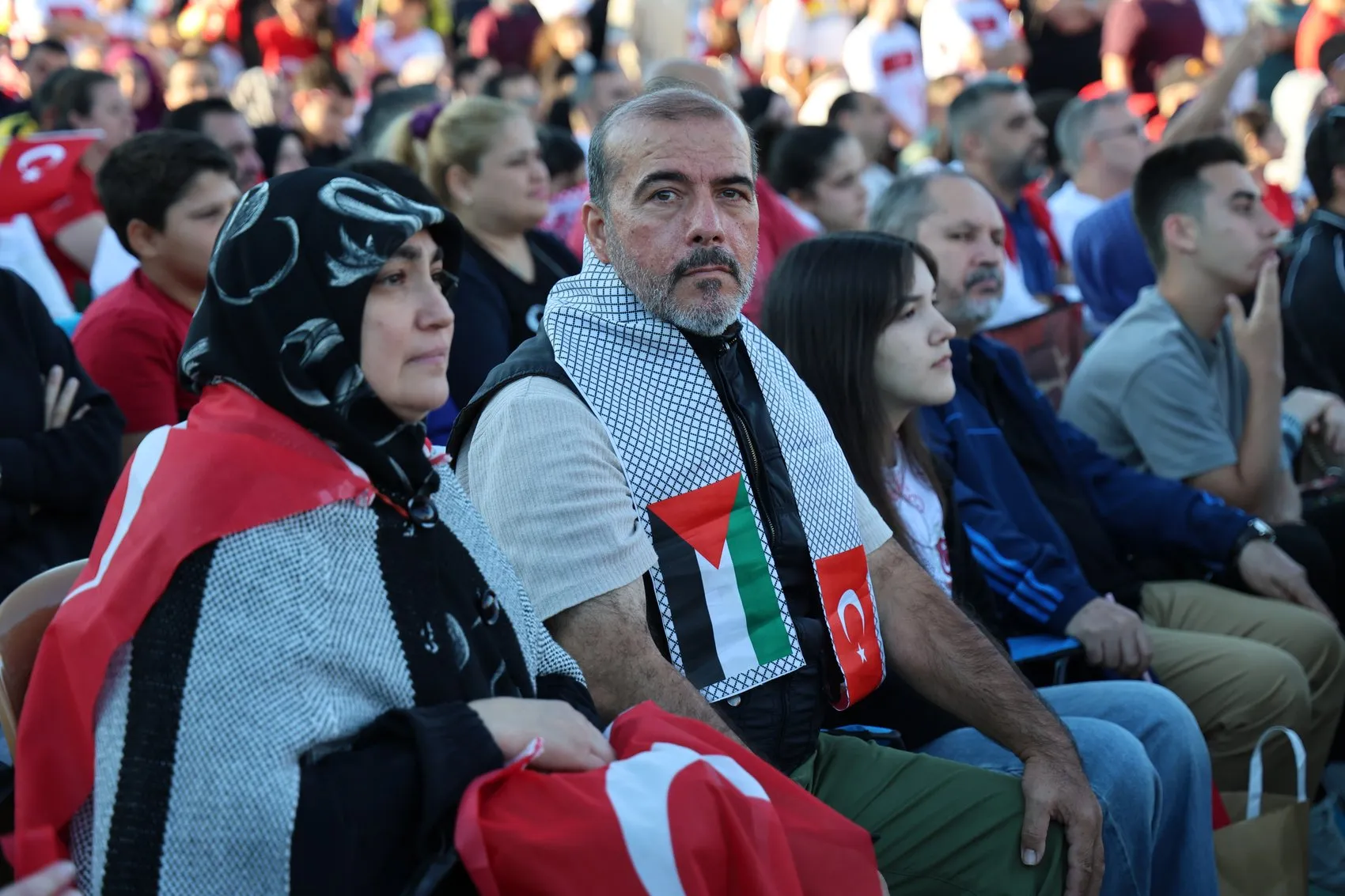 İzmir Konak Meydanı milli maçla ayağa kalktı