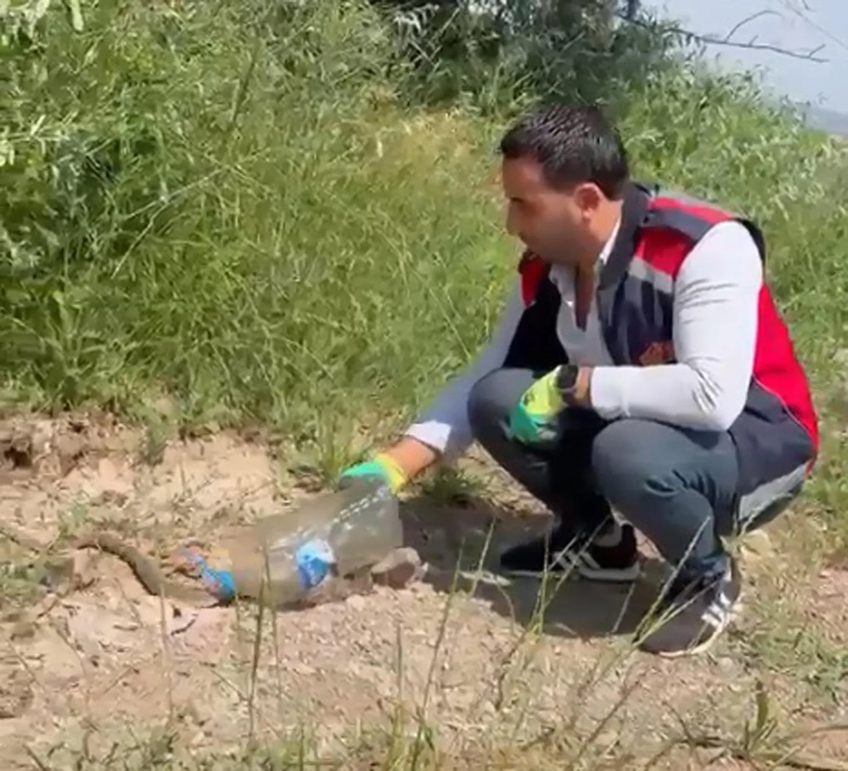 Iğdır'da otomobilin motoruna saklanan davetsiz misafir