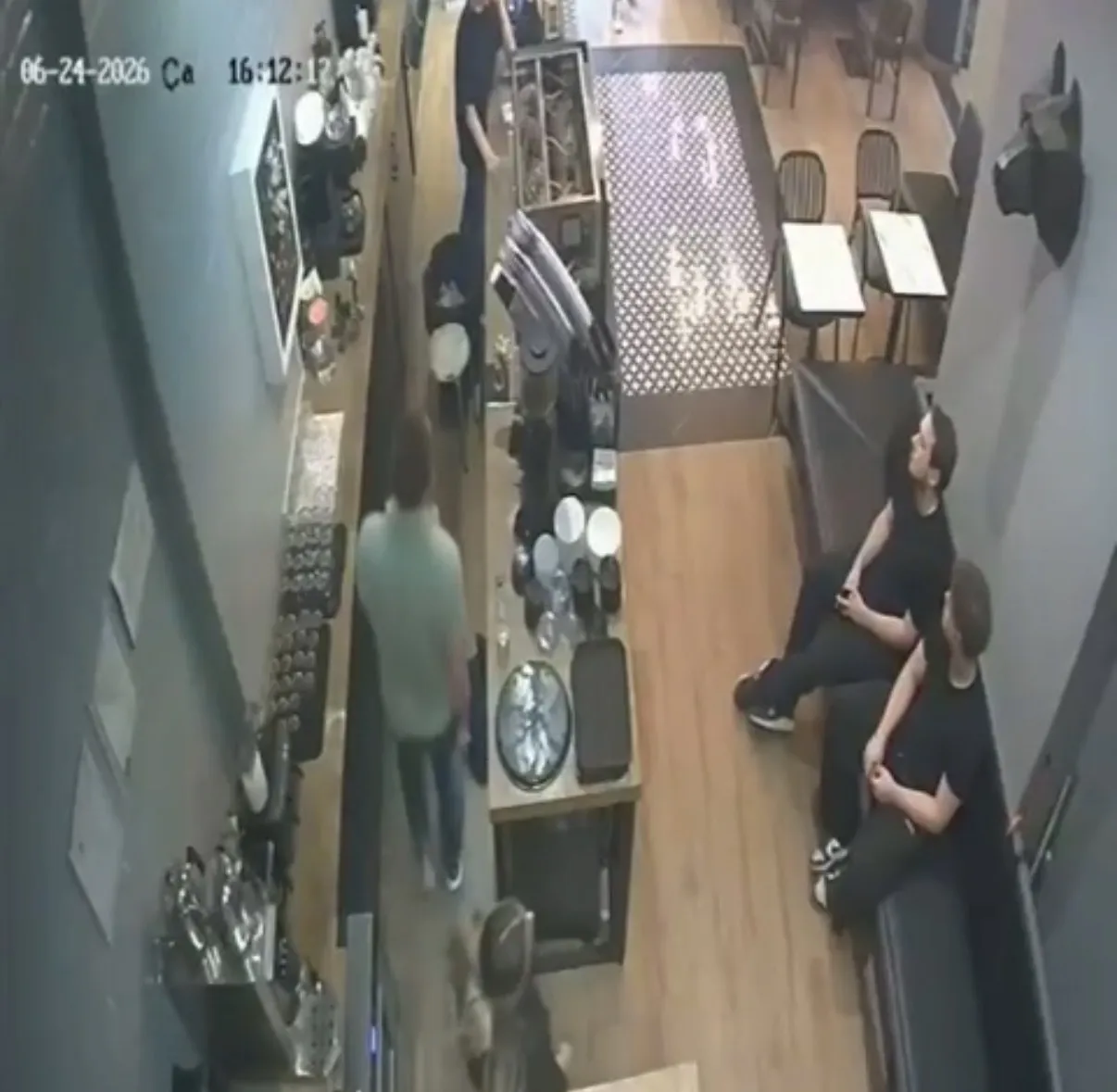 Kadıköy’deki kafede dehşet anları güvenlik kamerasına yansıdı