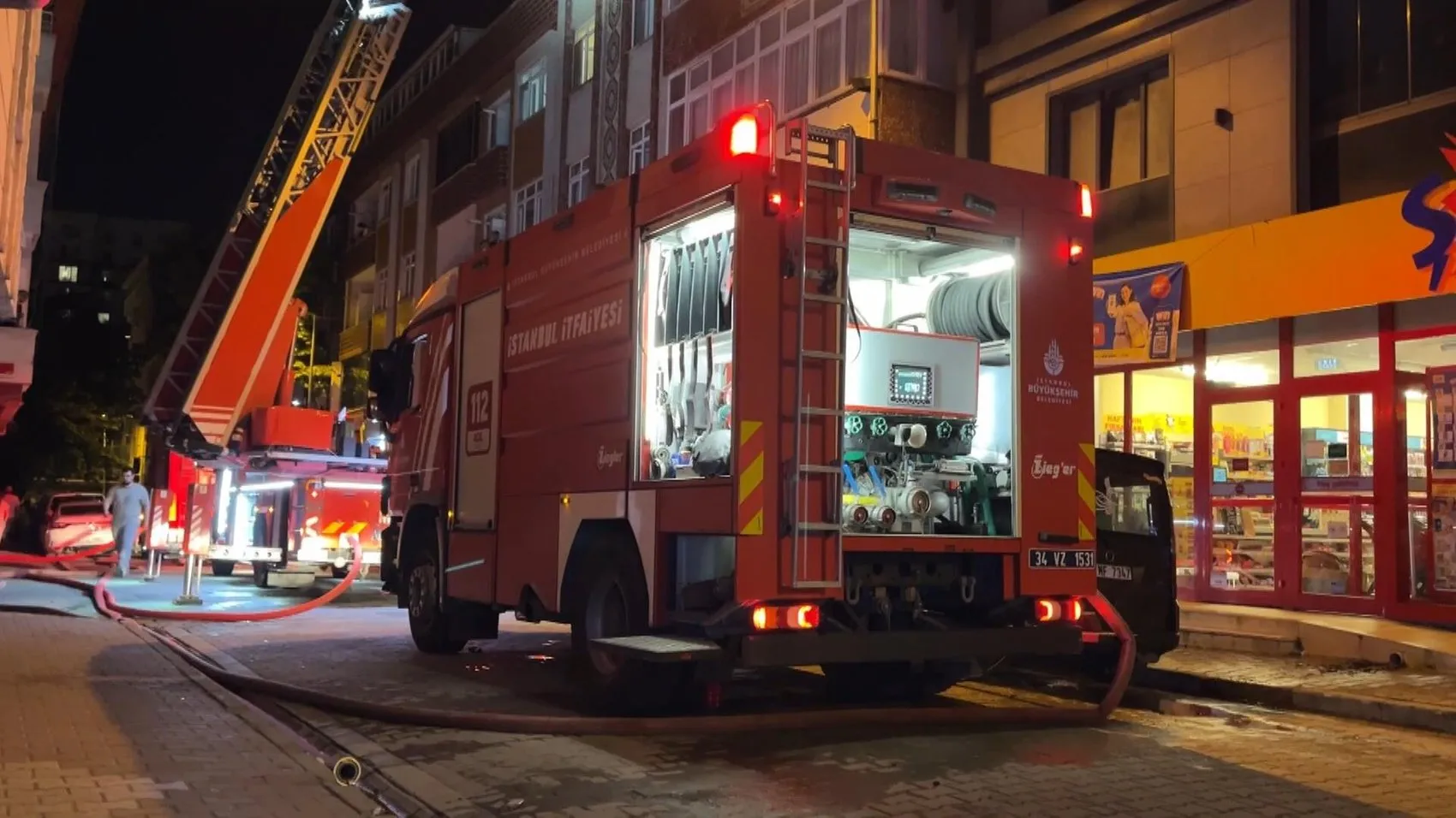 Esenyurt’ta geceyi aydınlatan çatı yangını korkuttu