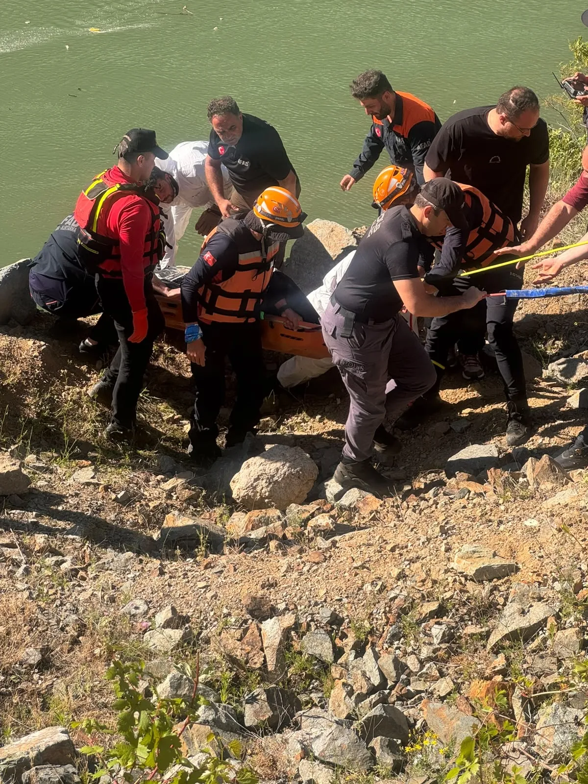Artvin’de dereye uçan araçtaki oğlunun cenazesi bulundu