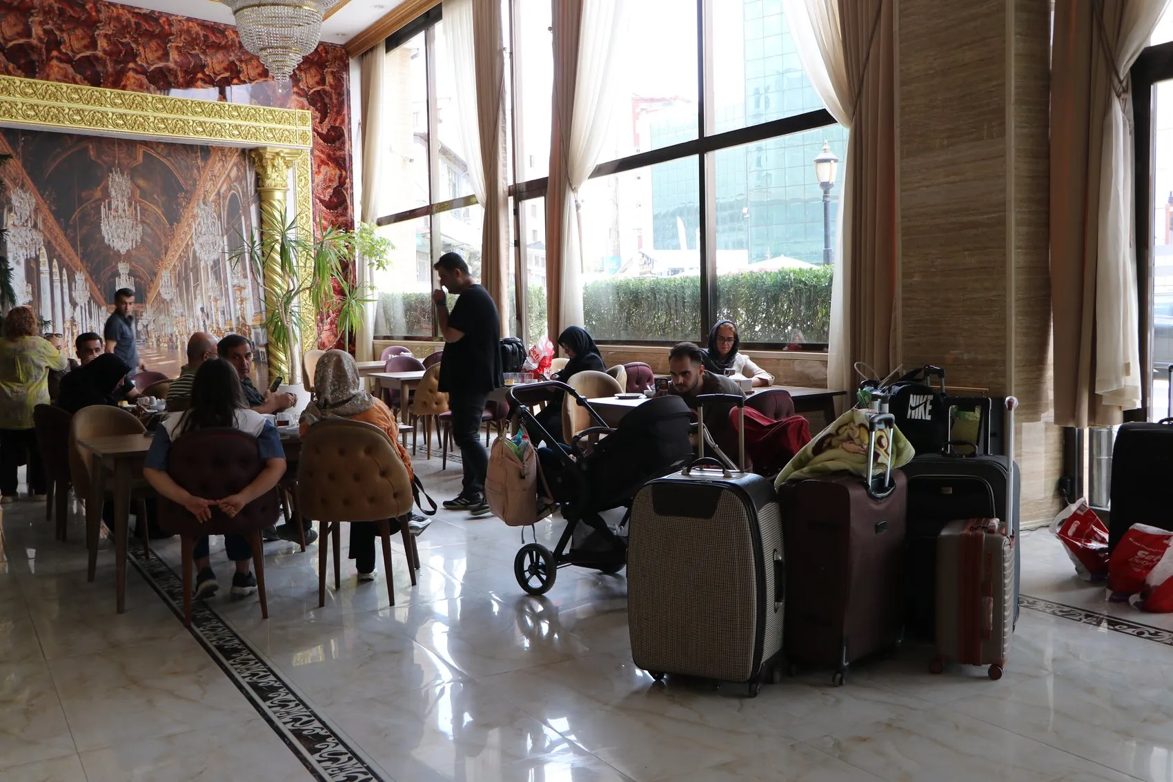 Van çarşısı İranlı turistlerle yeniden hareketlendi
