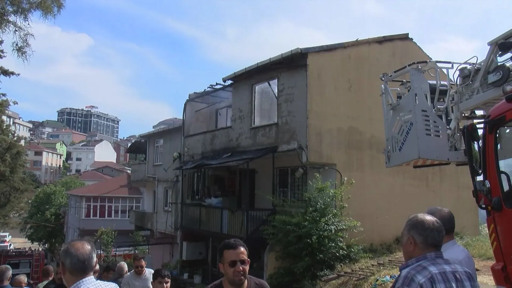 Sultanbeyli’de çatı yangını paniği
