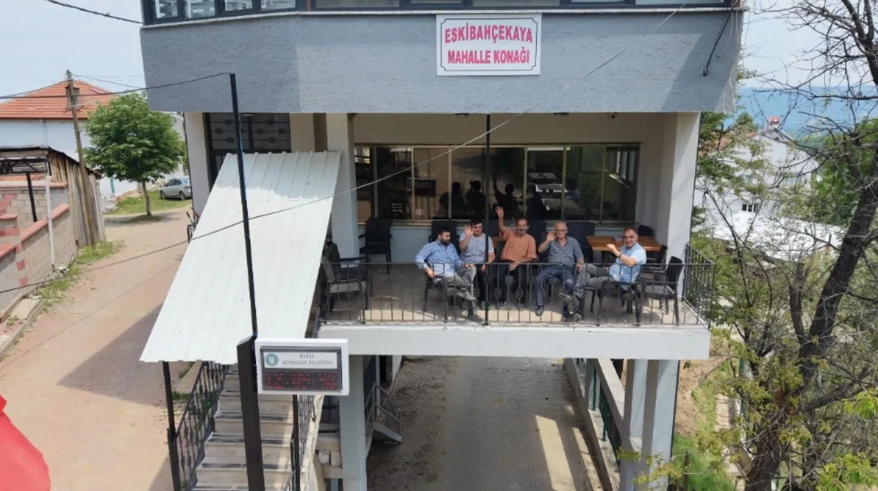 Bursa'da yolun üzerine kurulan 48 yıllık mahalle konağı