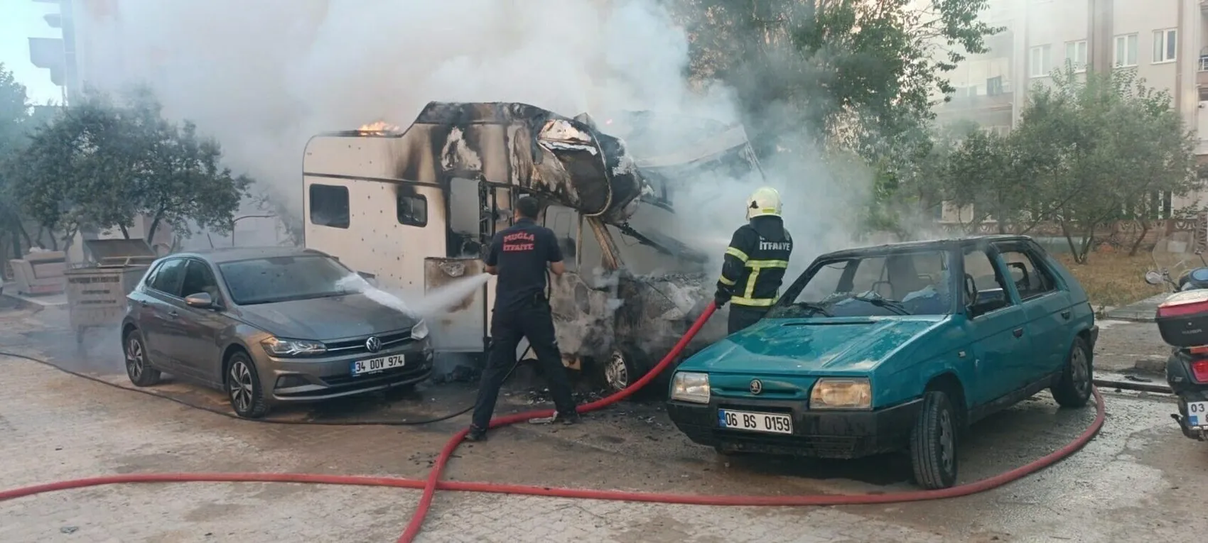 Muğla’da park halindeki karavan alevlere teslim oldu