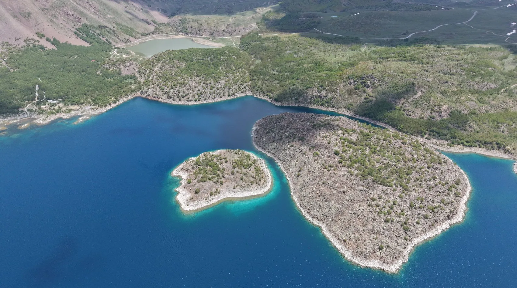 Nemrut Krater Gölü yaz sezonuyla beraber ziyaretçi akınına uğradı