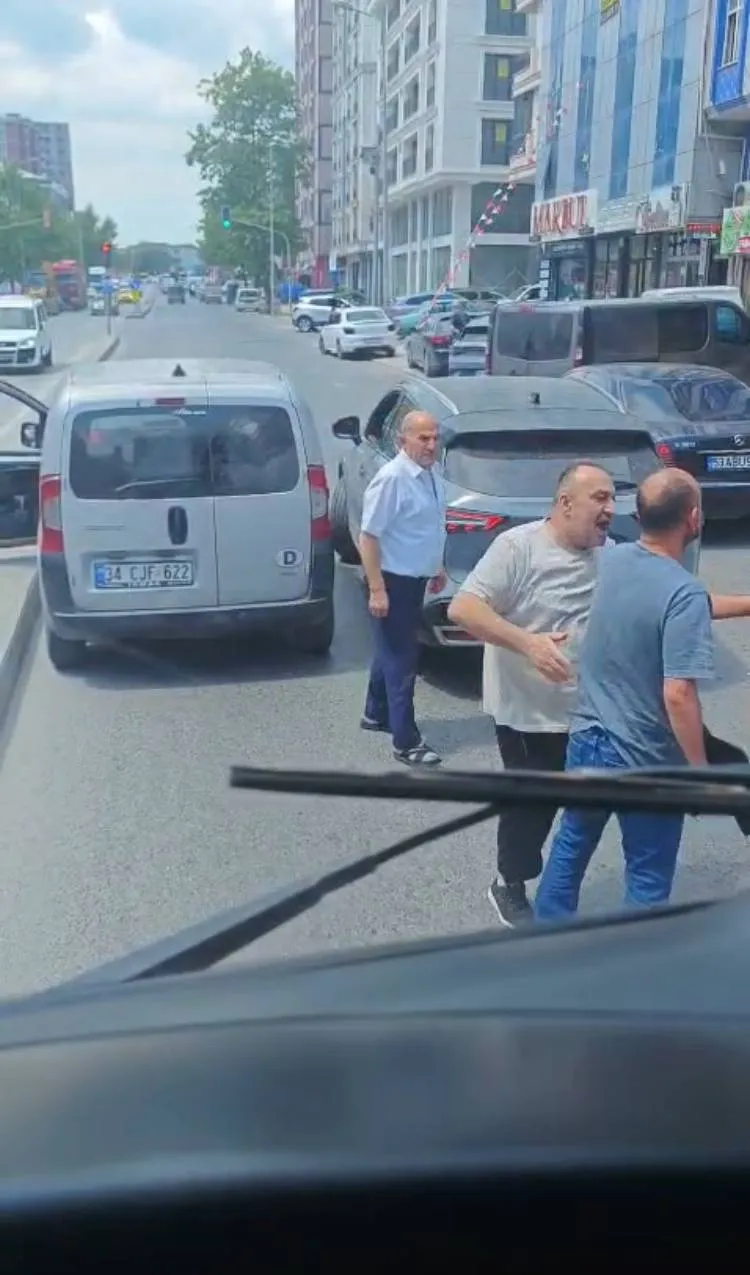 İstanbul trafiğinde yine yol verme kavgası çıktı
