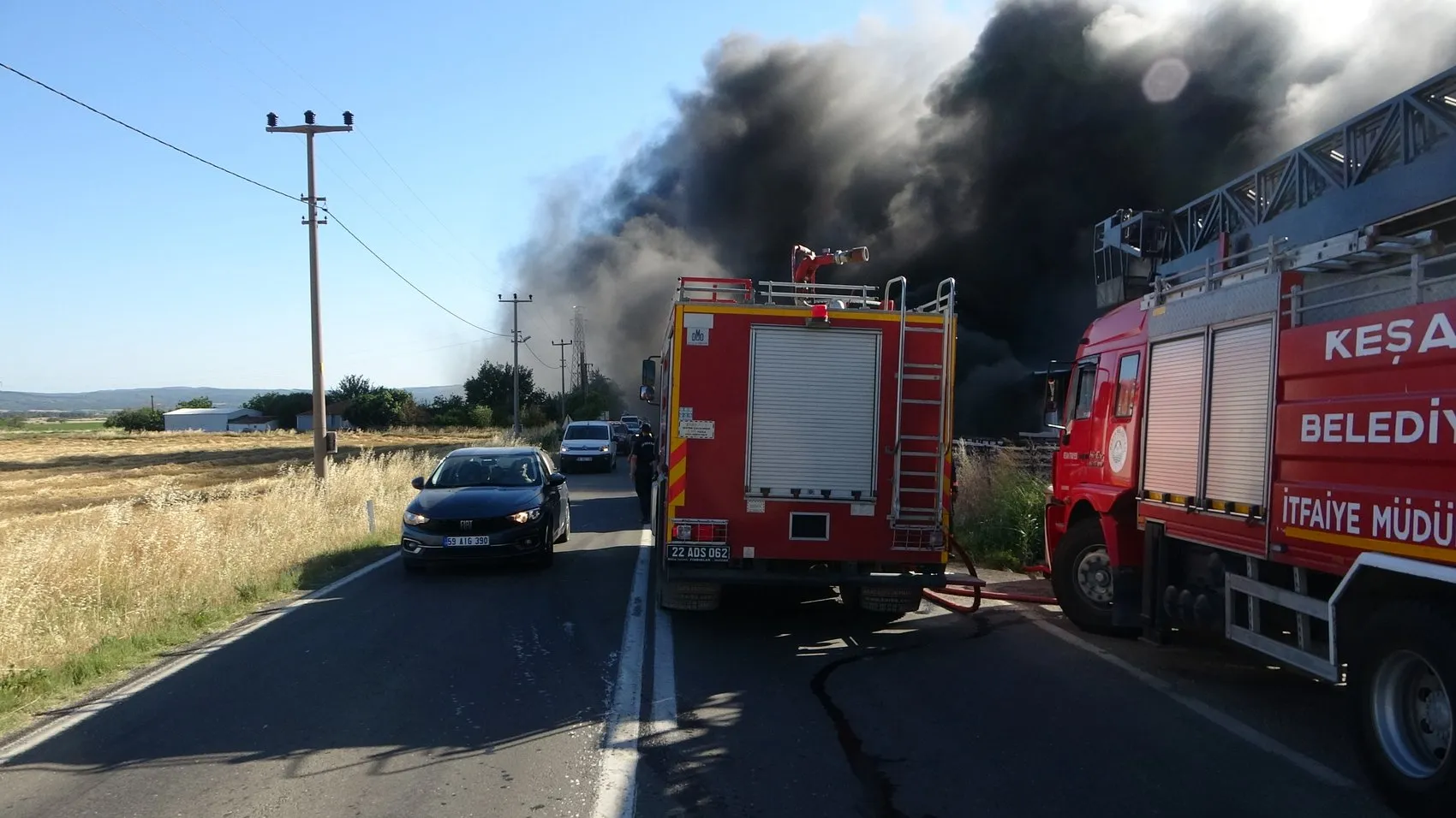 Keşan'da büyük depo yangını trafiği durdurdu